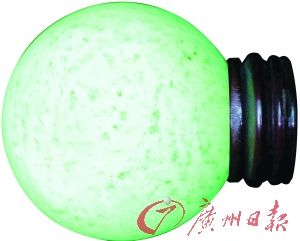 黄色萤石“夜明珠”在黑暗环境中的展现状态。