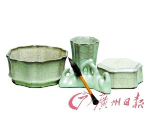 文房用具笔筒笔洗均采用葵花口