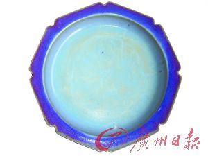 ①宋钧窑海棠红葵花口盘。