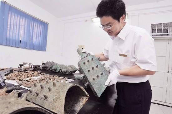 宜昌博物馆工作人员小心翼翼地将编钟归档