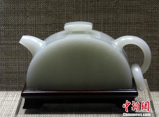  由中国玉雕大师倪伟滨等创意雕刻制作的“一片冰心在玉壶”系列作品，在首届中国当代玉文化高层论坛期间展示，图为新疆<a href=
