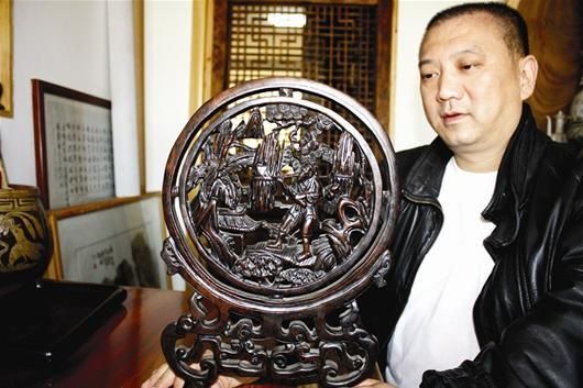 图为：名贵“送财”木雕