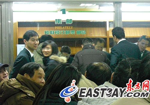 通宵排队的邮迷总算买上了龙年邮票  