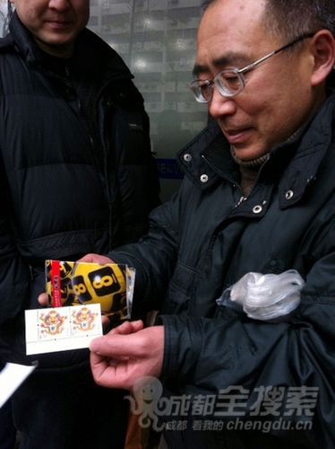 买到邮票的市民  