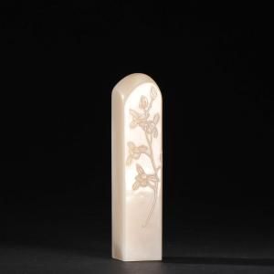 林云曦 《兰花薄意方章》 荔枝洞石 11.5×2.5×2.5cm  