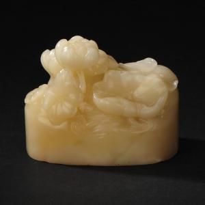 李早篆《荷花》椭圆章（芙蓉石）规格：6×7.4×4.5cm  