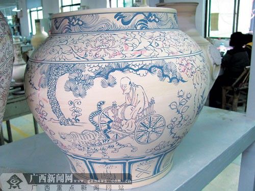 使用油印蜡纸将纹饰印在瓷坯表面。（图片由张国兴提供）