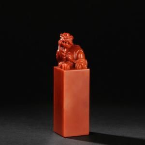 陈为新作芙蓉石《古兽》钮章 10.5×2.8×2.7cm，成交价19.8万元