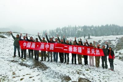 二○一三年十月十一日“中国画?画中国??二画新疆”采风团在库车大龙池戍堡合影。周成贤 摄