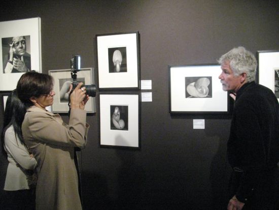 2013年，纽约AIPAD会场上，媒体用尼康D800采访拍摄摄影画廊老板，画廊老板向记者介绍爱德华?韦斯顿创作《贝壳》时的情况及这三幅《贝壳》的版本。