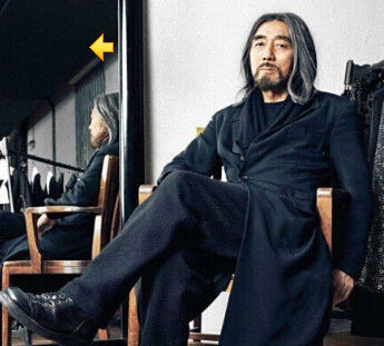 山本耀司??他是世界时装日本浪潮的新掌门人，他是永远的“黑色魔术师”。