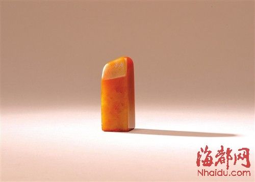 清吴昌硕刻田黄石印章，印文：勇于不敢，边款：老缶
