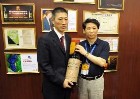 6月27日张裕公司总经理周洪江与中国酒业协会秘书长王琦出席收藏仪式
