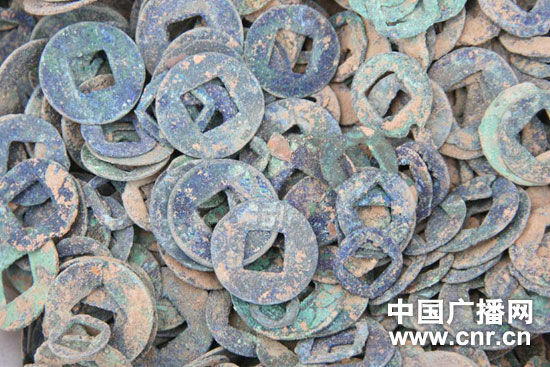 出土的大量窖藏古钱币