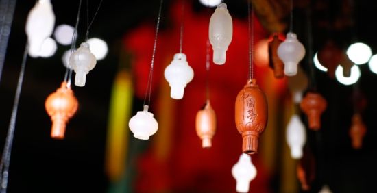 楼兰漠玉雕刻的“圆梦灯笼”饰品