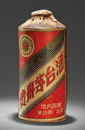 嘉德秋拍，这瓶1958年产五星牌贵州茅台酒以91.84万元成交。同一年份的茅台酒在今年西泠印社秋拍曾拍出145.6万元高价。