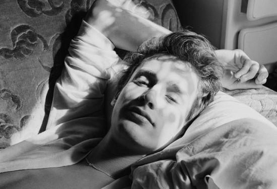 阿姆斯特朗从不使用灯具，只依靠自然日光拍摄照片