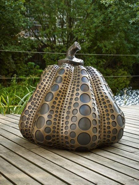 在英国 Victoria Miro Gallery 展出的南瓜青铜雕塑还原了草间弥生口中的“柔软”