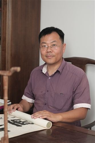 毛军，天津市收藏家协会会员，天津允诚律师事务所律师、合伙人，当代书法收藏家。近20年来不断收藏近现代书法名家作品，在多年的书画收藏经历中积累了丰富的收藏鉴定经验，藏有近现代名人书法精品数十幅。