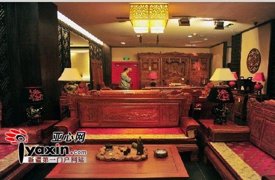 10月9日 乌市西虹东路华凌红木第一楼，各式红木家具散发着其特有的古典气质，前来选购和预定的顾客络绎不绝。亚心网记者 张已 摄 