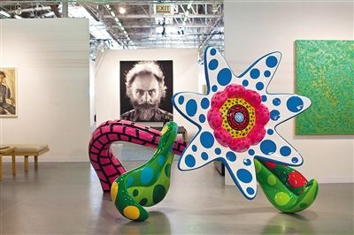 许多先锋、前卫的艺术家作品颇受军械库艺术展青睐。英国当代艺术家马克?奎恩（图）、日本艺术家草间弥生雕塑作品都曾亮相艺术展。军械库艺术展官方网站供图