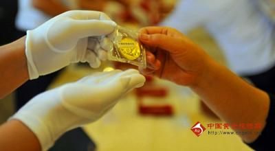熊猫金币是以中国国宝??熊猫为主图的《熊猫》金币作为中国人民银行发行的普制金币。