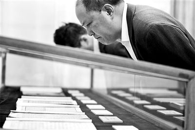 北大展出《四库全书》进呈本 展出藏书系从日本回购 展览持续到今日
