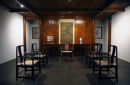 上海博物馆明清家具馆展示的部分王世襄旧藏（庄氏捐赠），图中分别为：明黄花梨木夹头榫大平头案（后），明黄花梨木小座屏风（案上），明黄花梨木四足八方香几（右后），明黄花梨木圆后背交椅（中）和明紫檀木扇面形南官帽椅4把（前）。 杨博 图