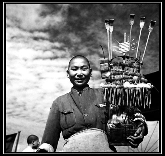 阿瑟?罗斯坦摄于1945年深秋的上海街头。