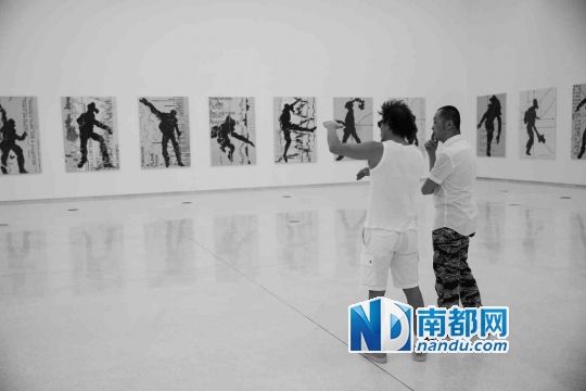 吴山专与英格参展作品《从透视抛出一枚进入投射的火焰》，普罗米修斯的“盗火者”形象与希腊街头扔燃烧瓶的“投火者”合而为一，神话人物进入现实公共空间。