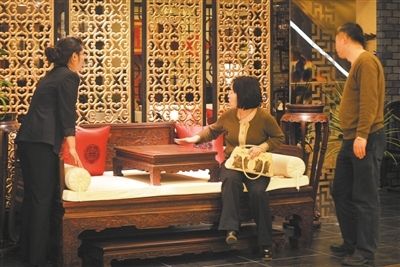 随着珍贵红木原材料的稀缺，红木市场上的材料一直在产生变化。资料图片