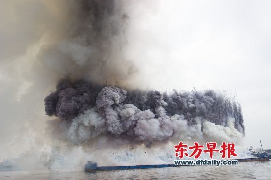蔡国强在黄浦江上放的“白日焰火” 早报见习记者 贾亚男 图