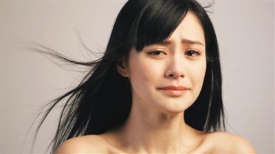 蒋志《0.7%的盐》  时间：2009年 属性：影像  作品展示的是艺人钟欣桐从笑到哭的过程。她在拍摄前一年作为“主角”之一经历了社会新闻事件，一段普通行为表演记录对于观看者而言变得不同寻常。