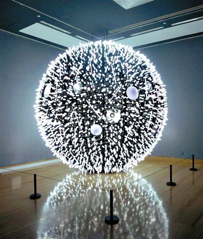 王郁洋《人造月》  时间：2007年 属性：装置作品  一万个节能灯核算出来的大功率数据是对“节能”的无情戏谑，人造月光实质上是人对自然光亮的不满。这是潜在于文明进程中有关欲望的演示。