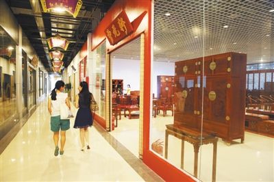 进口地的变化也影响了红木消费市场的变化。 实习生 彭子洋 摄