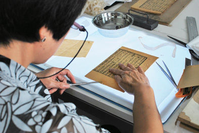 修复师正在进行《天禄琳琅》的修复工作