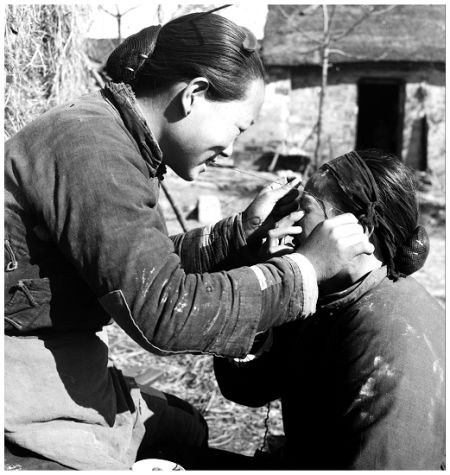德国籍女摄影家赫达?莫里逊（Hedda Morrison）1945年所摄的南京的老年妇女绞面的场景