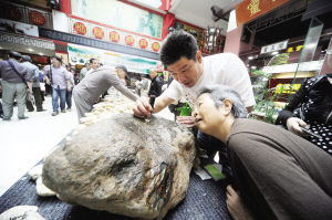 赌石现场。记者 邵丹 摄